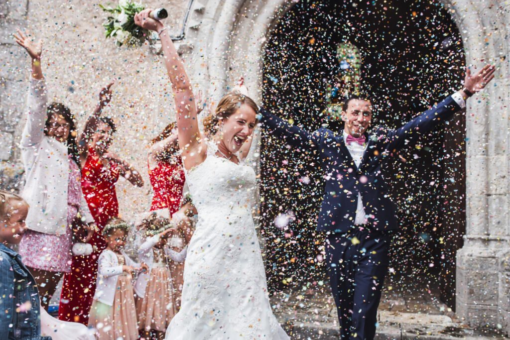 sortie de l'église lors d'un mariage