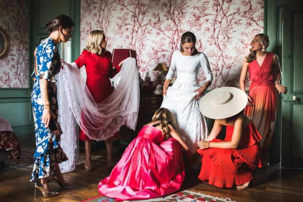 Préparatifs de la mariée dans un château en Mayenne