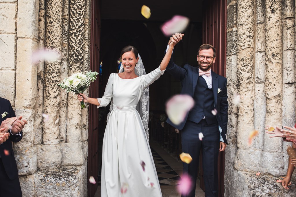 Sortie de l'église lors d'un mariage à Vic-sur-Aisne