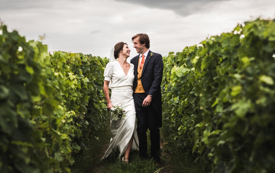 photo de couple dans les vignes dans le Bordelais